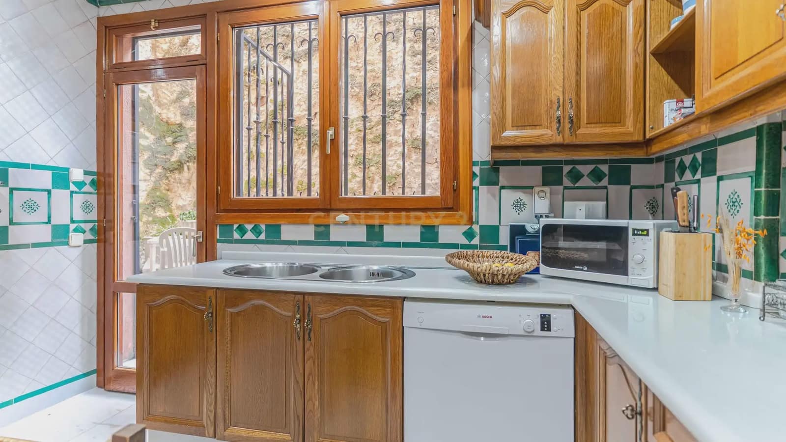 4 bedroom Apartment for sale in Granada city with pool - € 1,680,000 (Ref: 9722677)