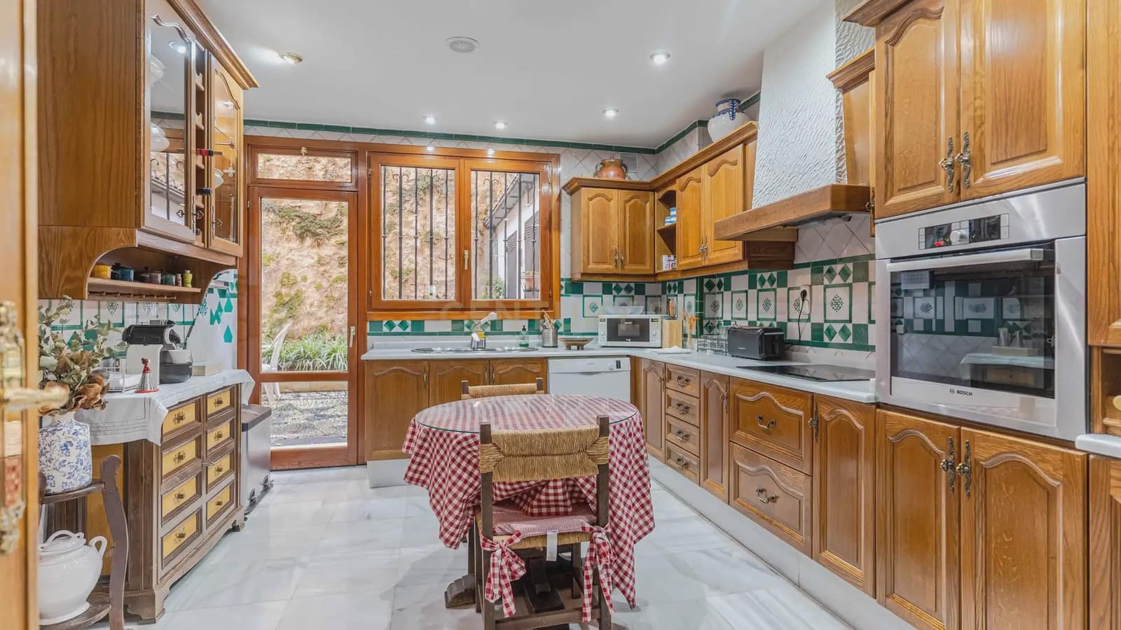 4 bedroom Apartment for sale in Granada city with pool - € 1,680,000 (Ref: 9722677)