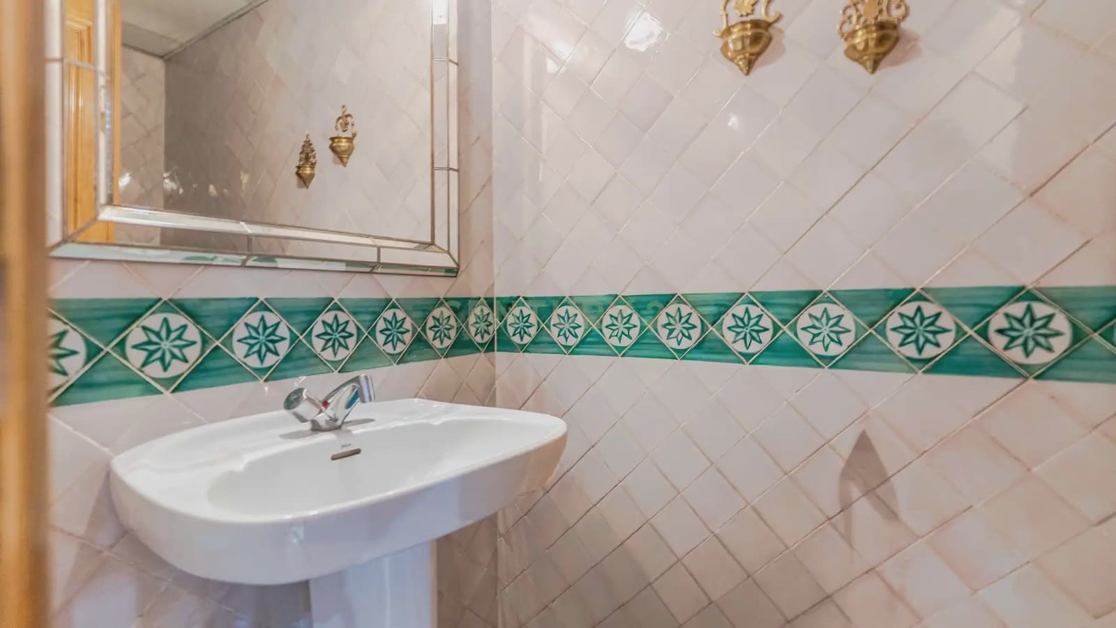 4 bedroom Apartment for sale in Granada city with pool - € 1,680,000 (Ref: 9722677)