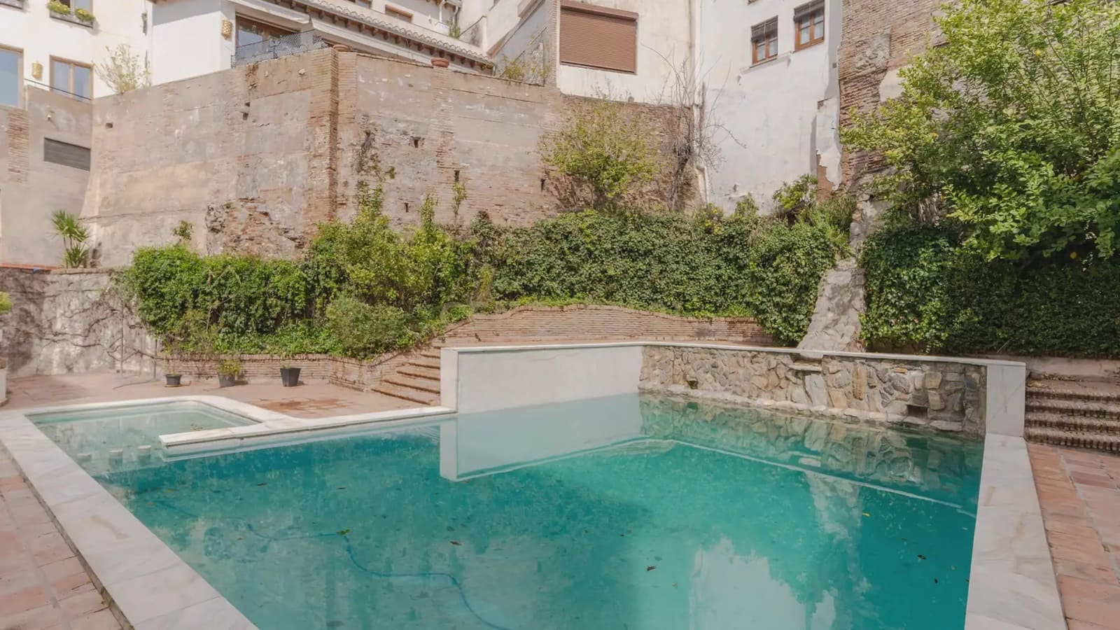 4 bedroom Apartment for sale in Granada city with pool - € 1,680,000 (Ref: 9722677)