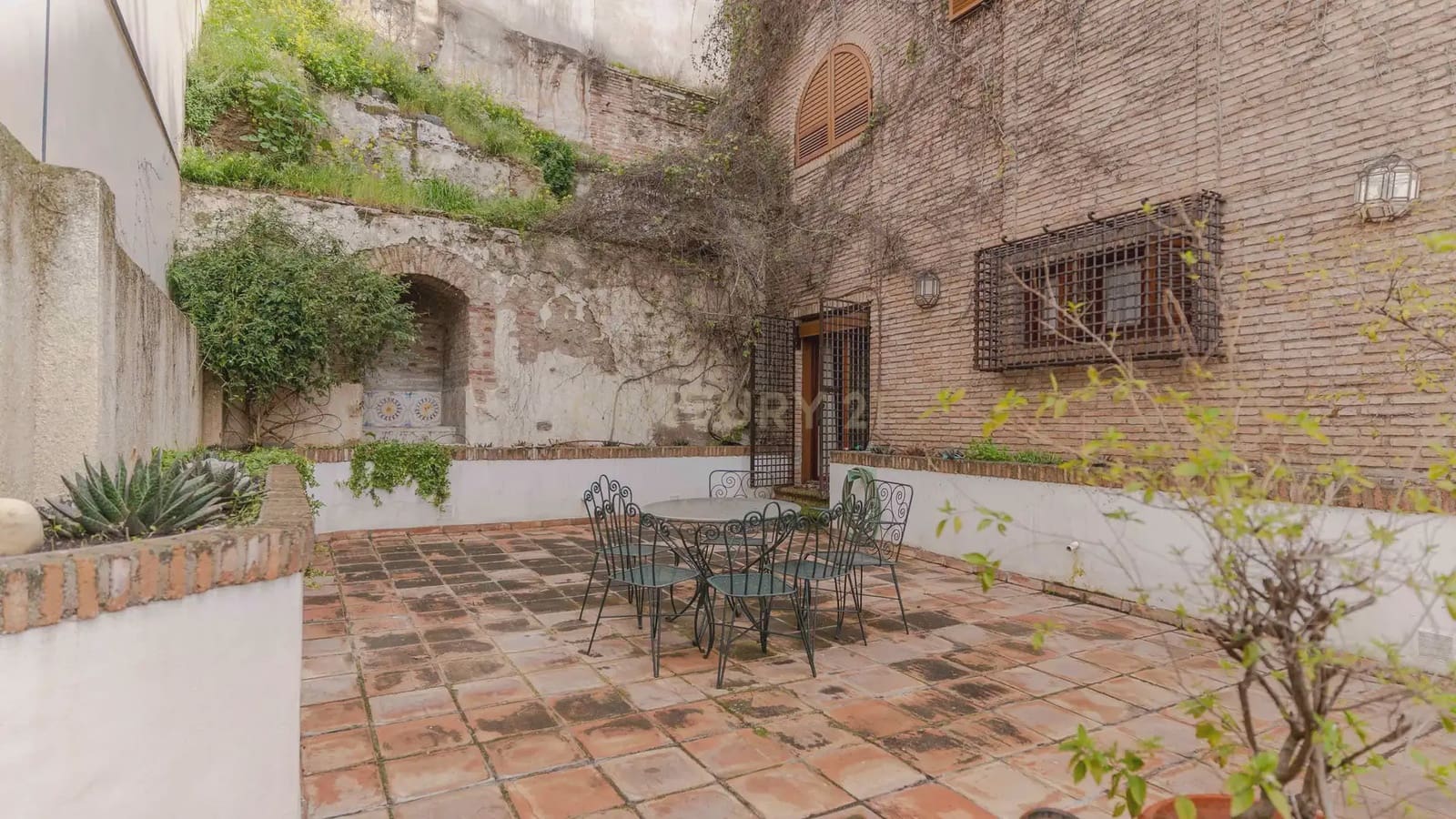 4 bedroom Apartment for sale in Granada city with pool - € 1,680,000 (Ref: 9722677)