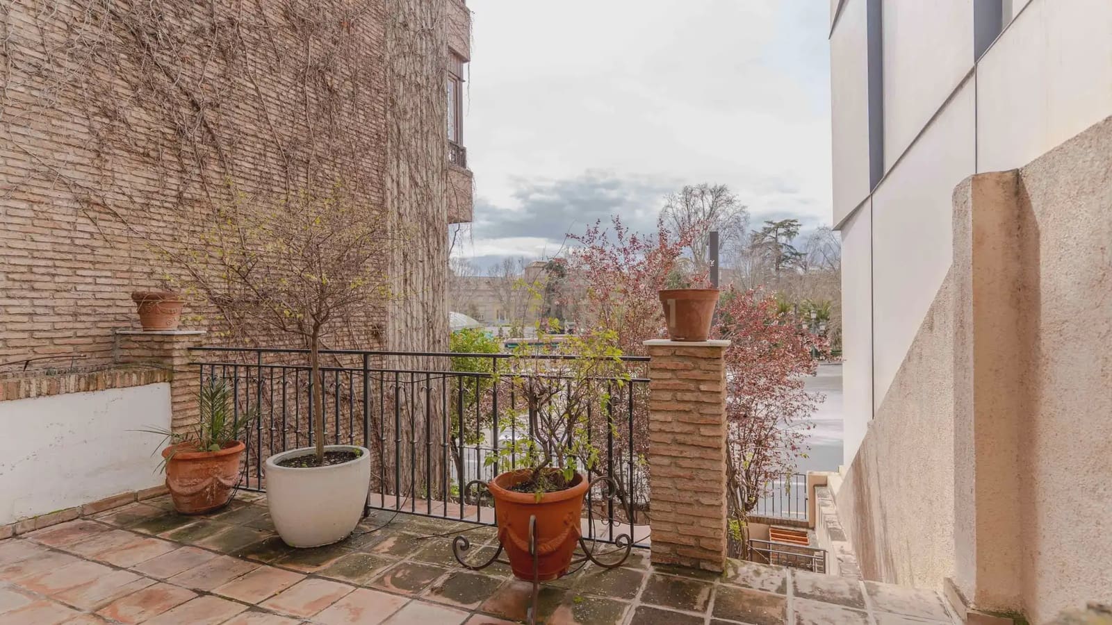 4 bedroom Apartment for sale in Granada city with pool - € 1,680,000 (Ref: 9722677)