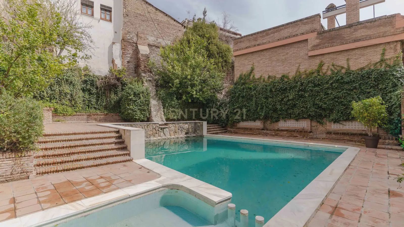 4 bedroom Apartment for sale in Granada city with pool - € 1,680,000 (Ref: 9722677)