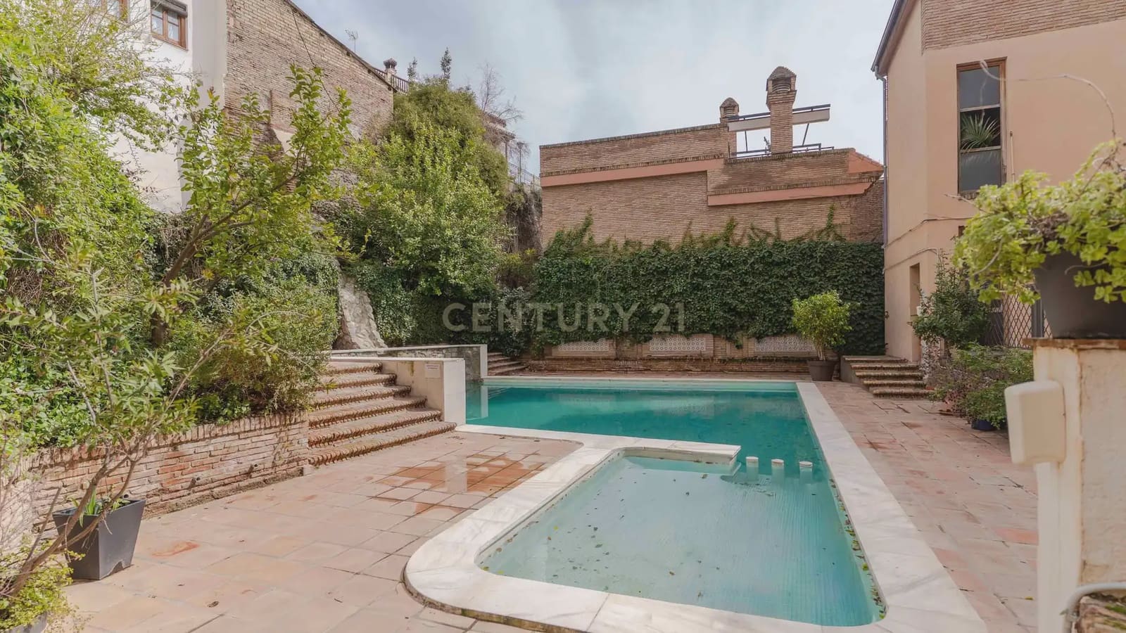 4 bedroom Apartment for sale in Granada city with pool - € 1,680,000 (Ref: 9722677)