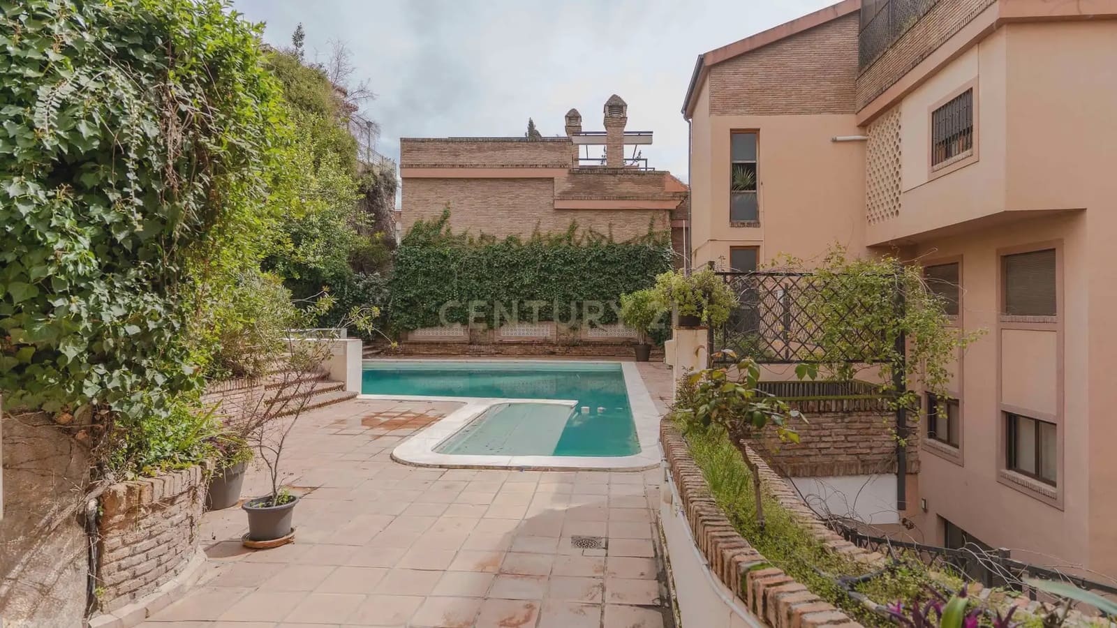 4 bedroom Apartment for sale in Granada city with pool - € 1,680,000 (Ref: 9722677)
