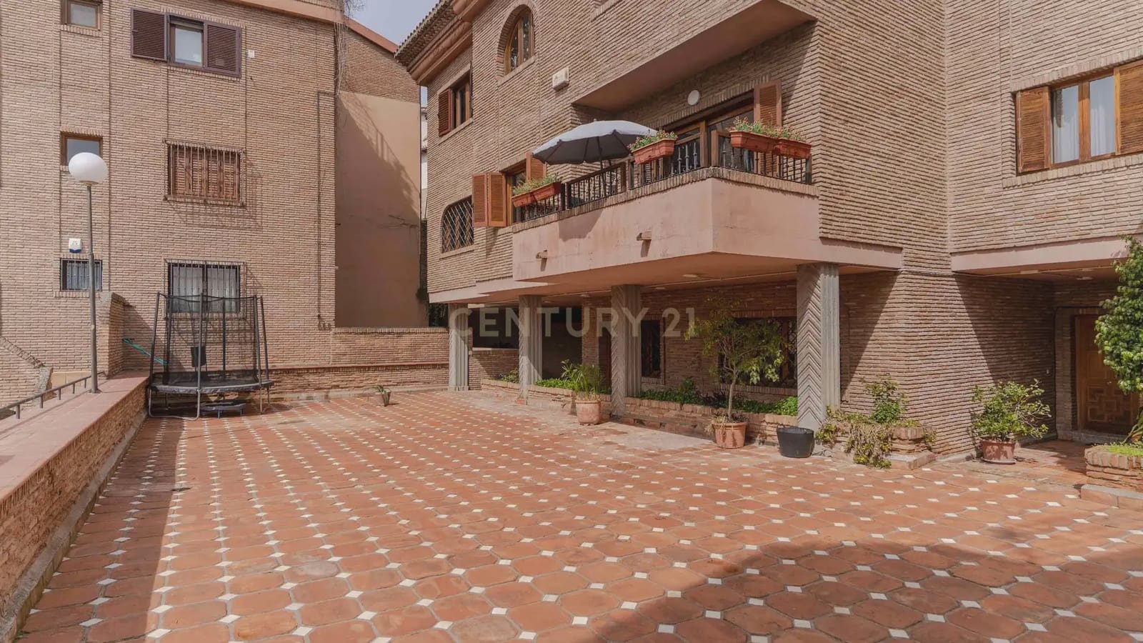 4 bedroom Apartment for sale in Granada city with pool - € 1,680,000 (Ref: 9722677)