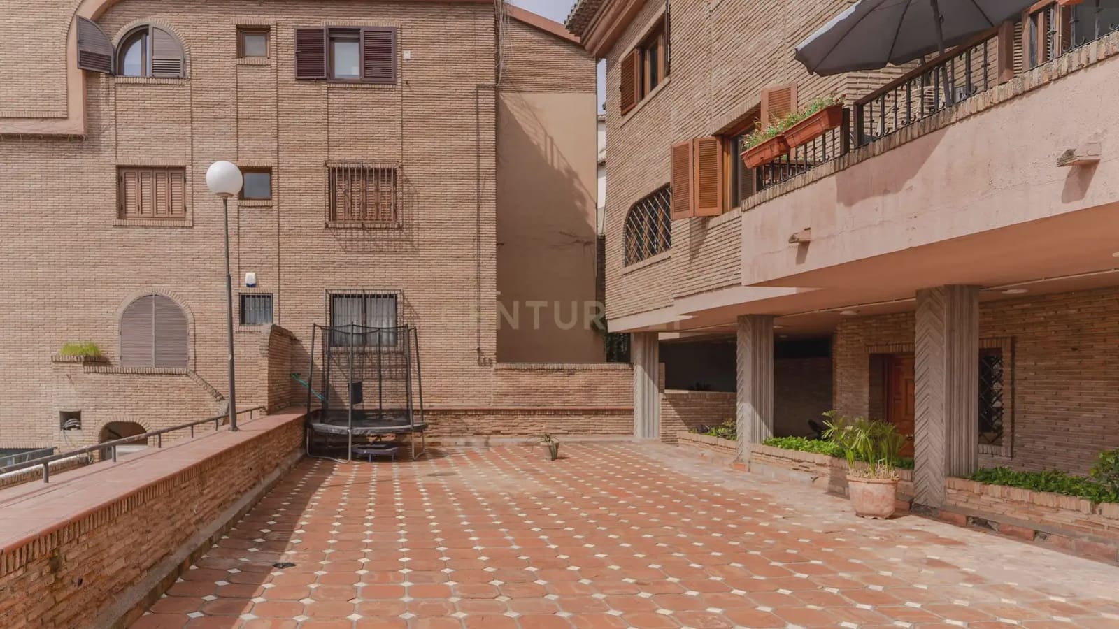 4 bedroom Apartment for sale in Granada city with pool - € 1,680,000 (Ref: 9722677)