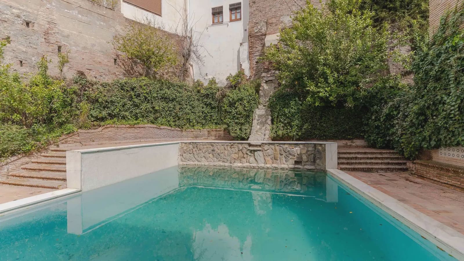 4 bedroom Apartment for sale in Granada city with pool - € 1,680,000 (Ref: 9722677)