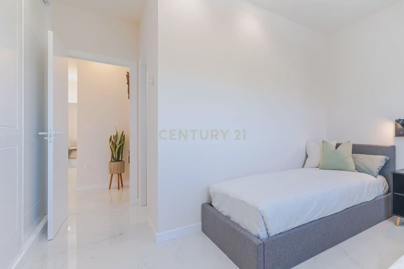 3 soverom Villa til leie i La Zubia med svømmebasseng garasje - € 3 300 (Ref: 9752519)