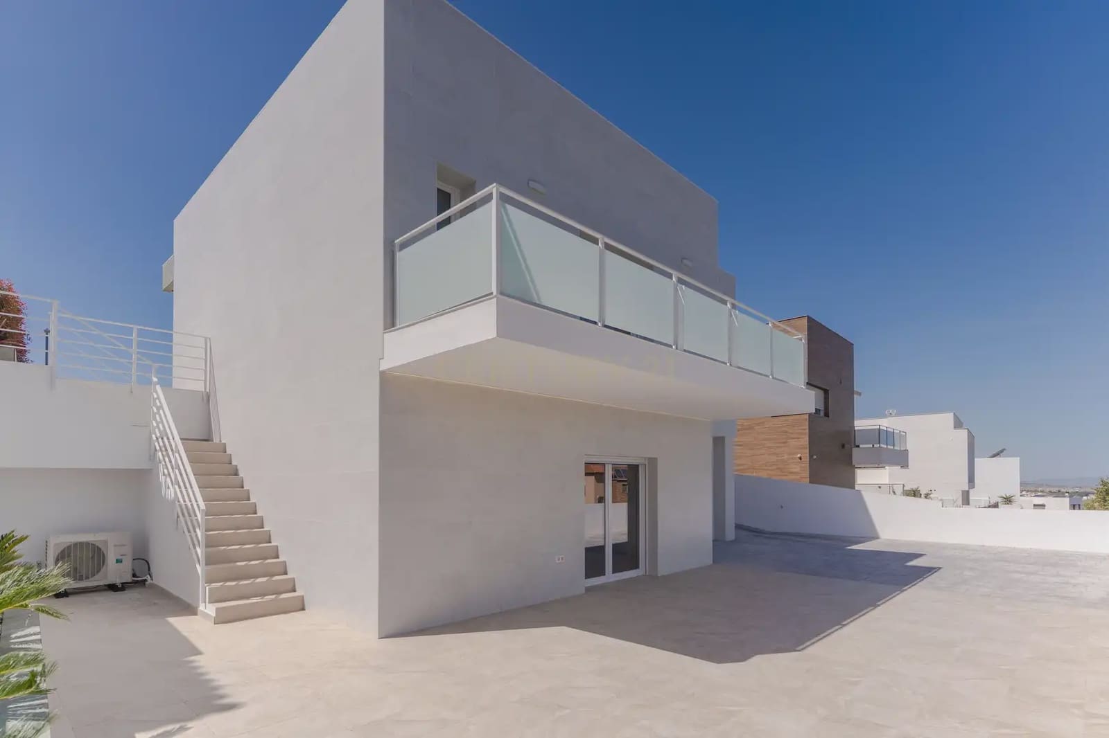 3 soverom Villa til leie i La Zubia med svømmebasseng garasje - € 3 300 (Ref: 9752519)