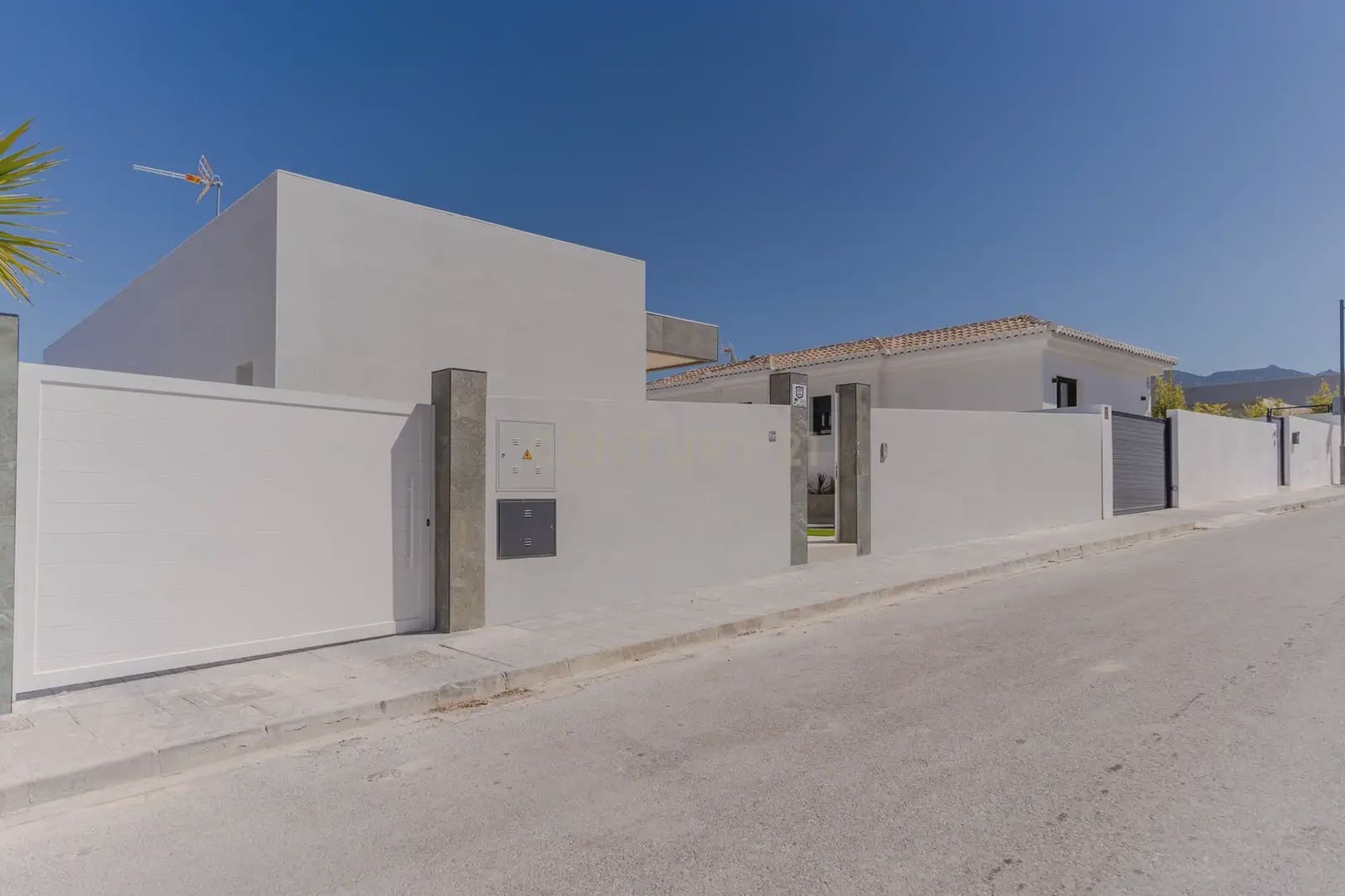 3 soverom Villa til leie i La Zubia med svømmebasseng garasje - € 3 300 (Ref: 9752519)