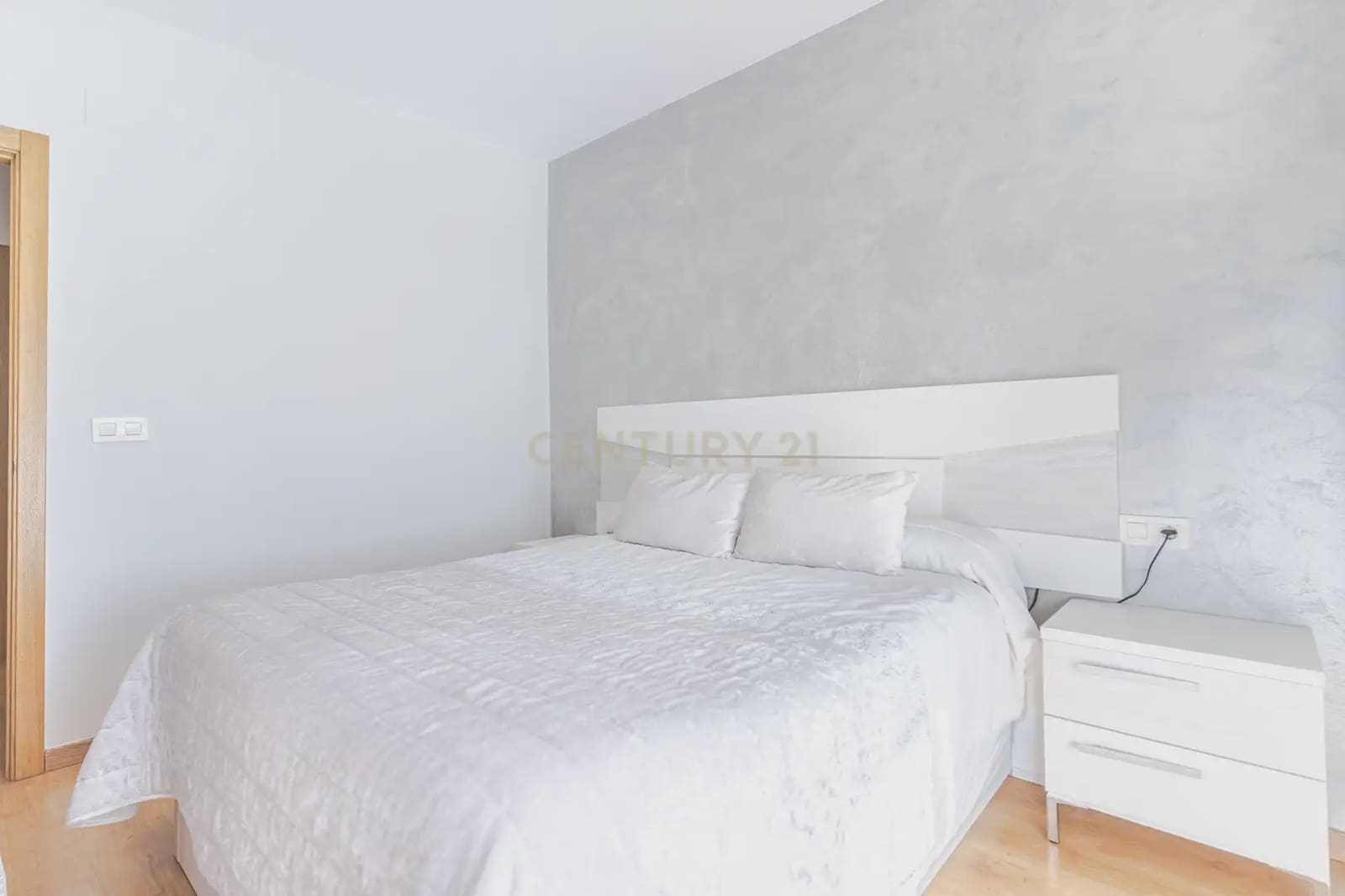 2 bedroom Flat for sale in Pinos Puente with garage - € 87,000 (Ref: 9756328)