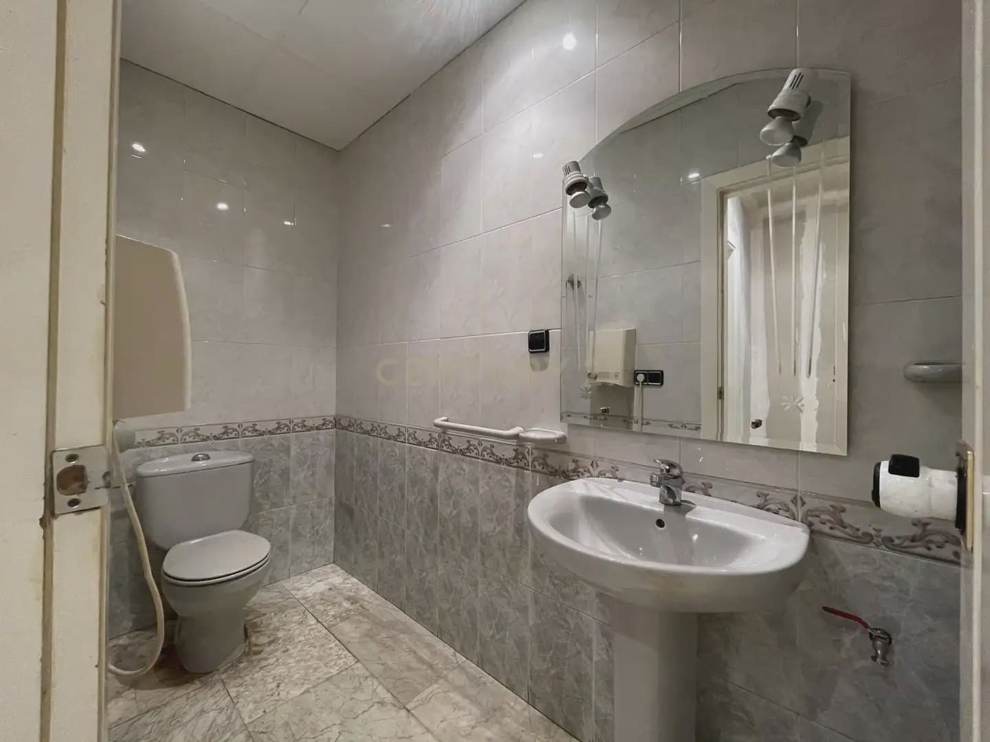 Komercyjne do wynajęcia w Guadix - 1 000 € (Ref: 9758155)