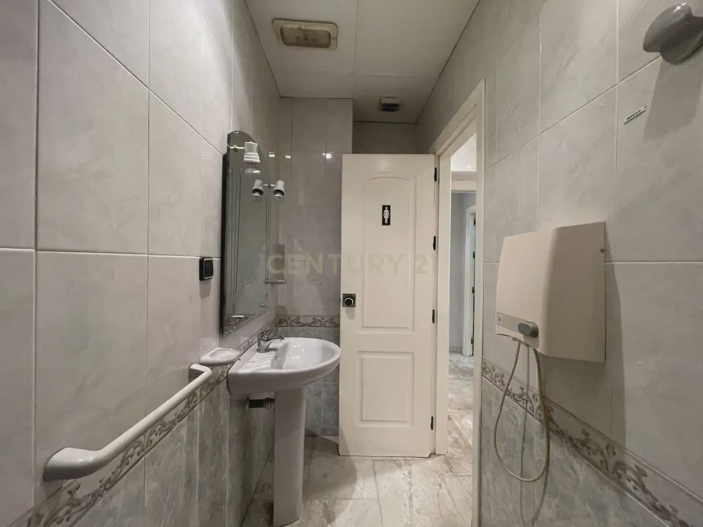 Komercyjne do wynajęcia w Guadix - 1 000 € (Ref: 9758155)