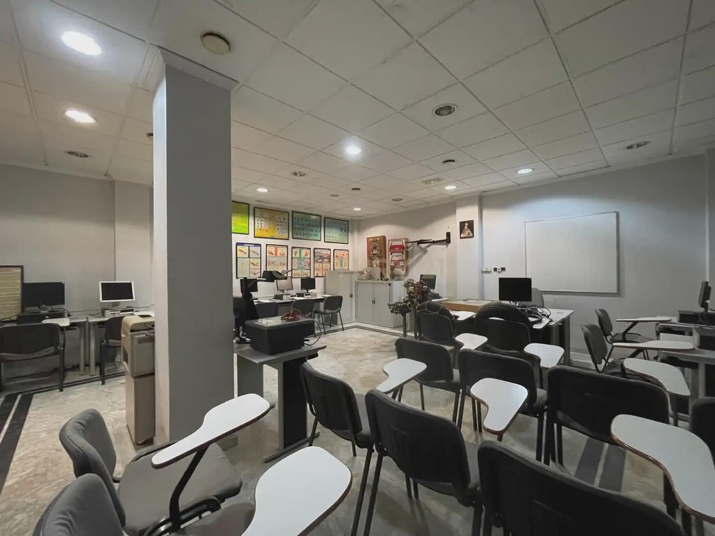 Komercyjne do wynajęcia w Guadix - 1 000 € (Ref: 9758155)