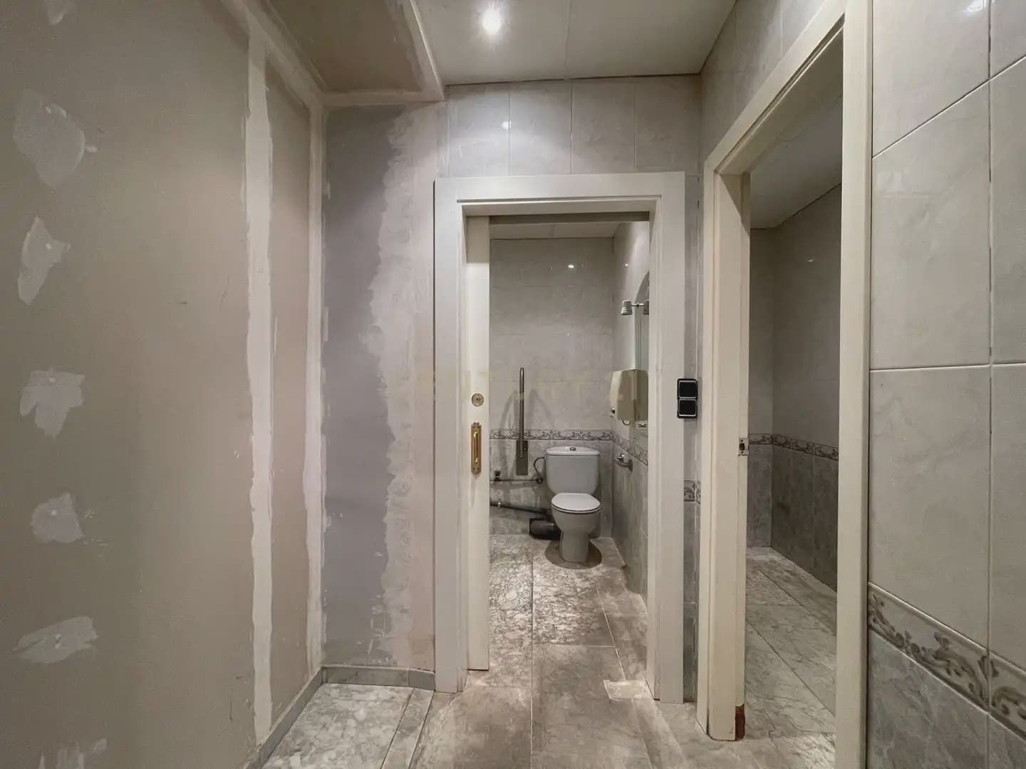 Komercyjne do wynajęcia w Guadix - 1 000 € (Ref: 9758155)