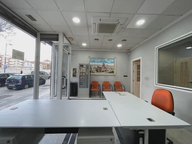 Komercyjne do wynajęcia w Guadix - 1 000 € (Ref: 9758155)