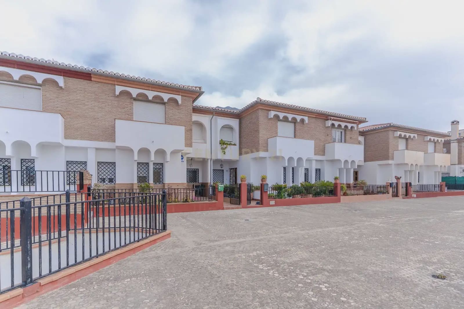 4 slaapkamer Huis te koop in Durcal met garage - € 155.000 (Ref: 9765290)