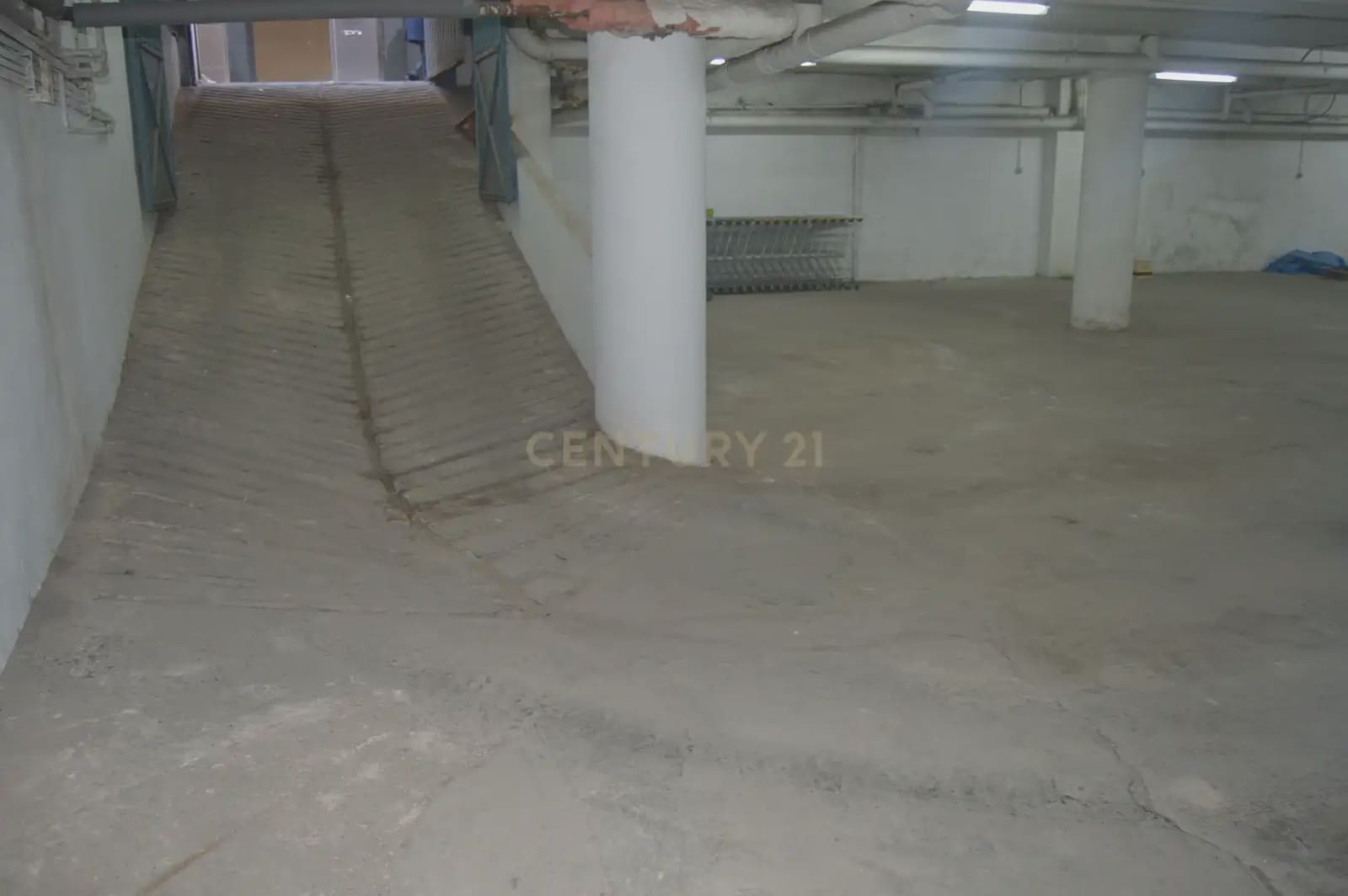 Garage for sale in Granada city - € 189,000 (Ref: 9772450)