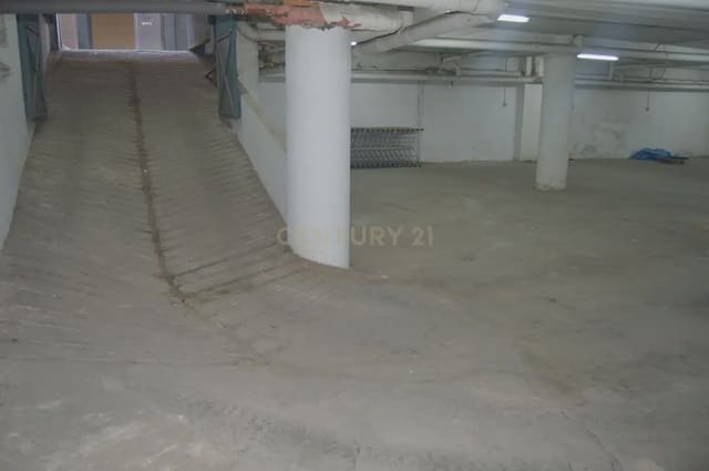 Garasje til salgs i Centro - Sagrario, Granada by - € 189 000 (Ref: 9772450)