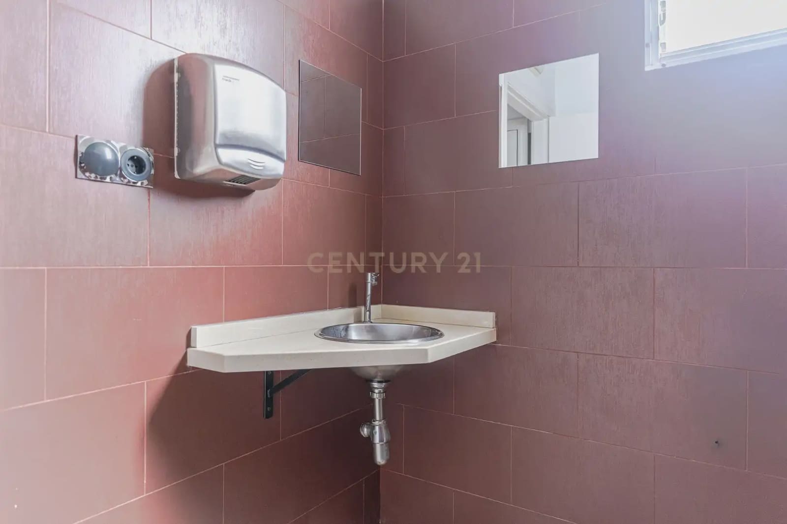 Commercial for rent in Illora - € 700 (Ref: 9803809)