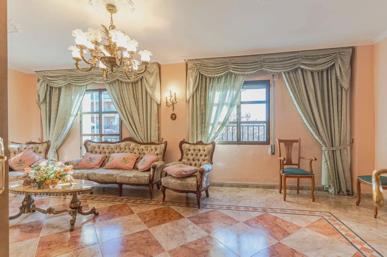 5 bedroom Townhouse for sale in Guadix with garage - € 535,000 (Ref: 9818797)