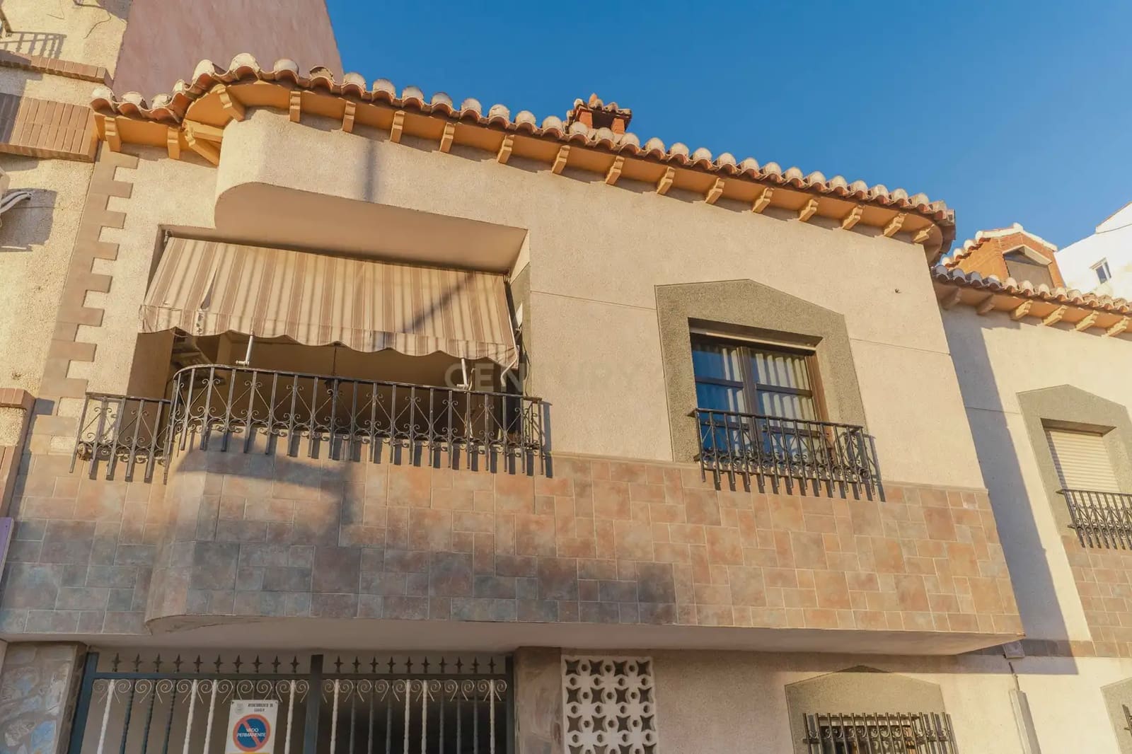 5 bedroom Townhouse for sale in Guadix with garage - € 535,000 (Ref: 9818797)