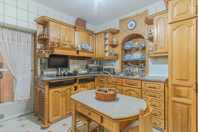 5 chambre Maison de Ville à vendre à Guadix avec garage - 450 000 € (Ref: 9818797)