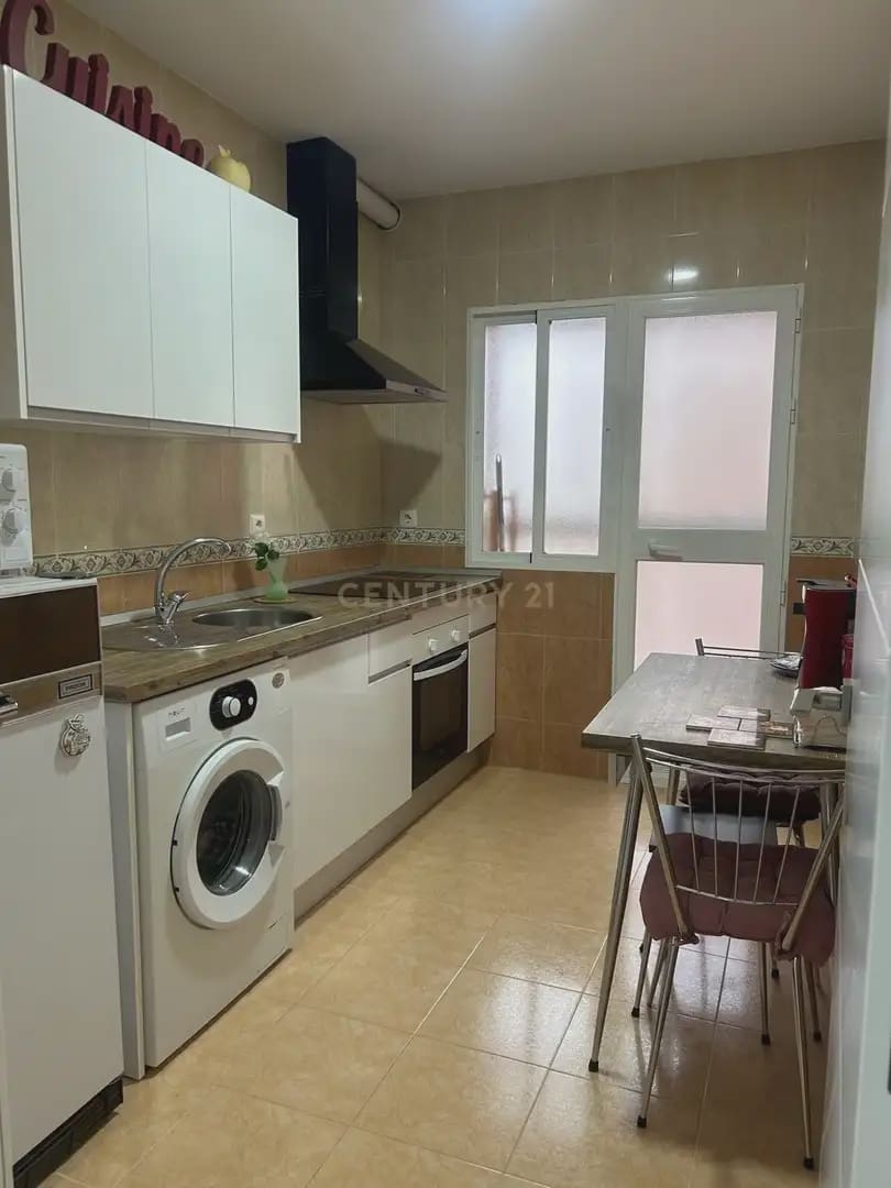 4 bedroom Apartment for rent in Granada city - € 900 (Ref: 9830125)
