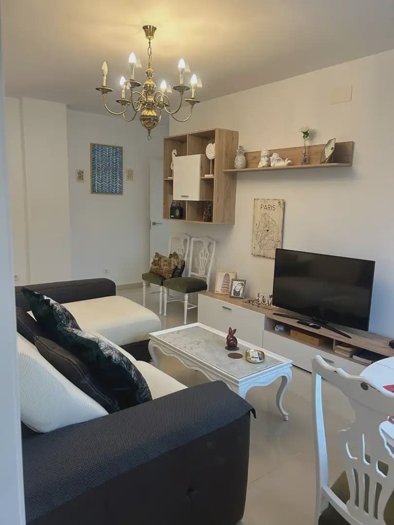 4 bedroom Apartment for rent in Granada city - € 900 (Ref: 9830125)