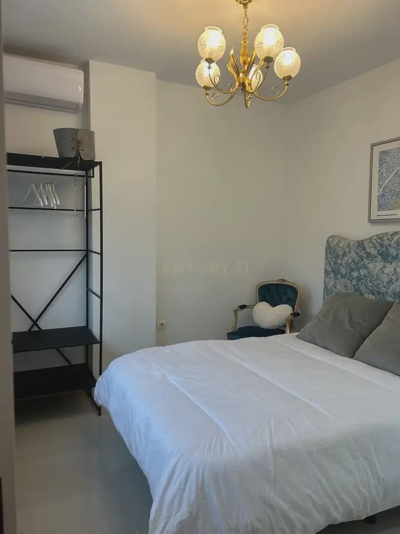 4 bedroom Apartment for rent in Granada city - € 900 (Ref: 9830125)