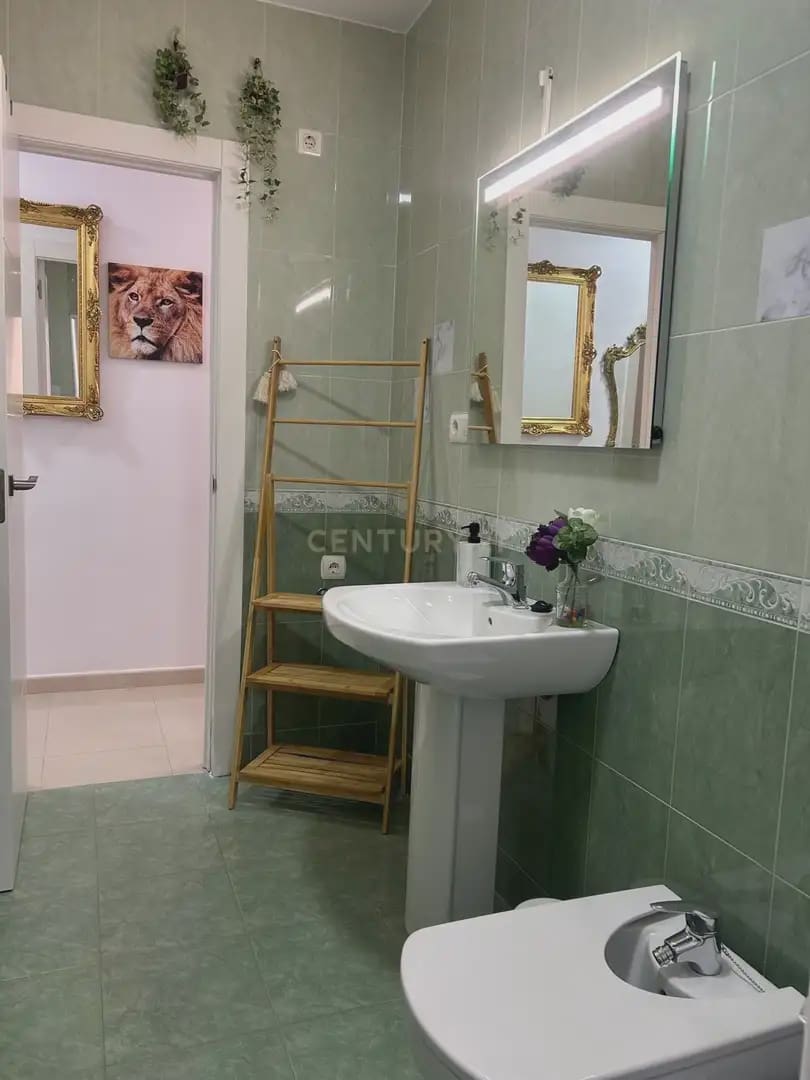 4 bedroom Apartment for rent in Granada city - € 900 (Ref: 9830125)