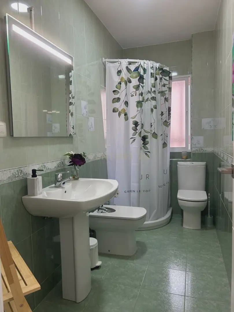4 bedroom Apartment for rent in Granada city - € 900 (Ref: 9830125)