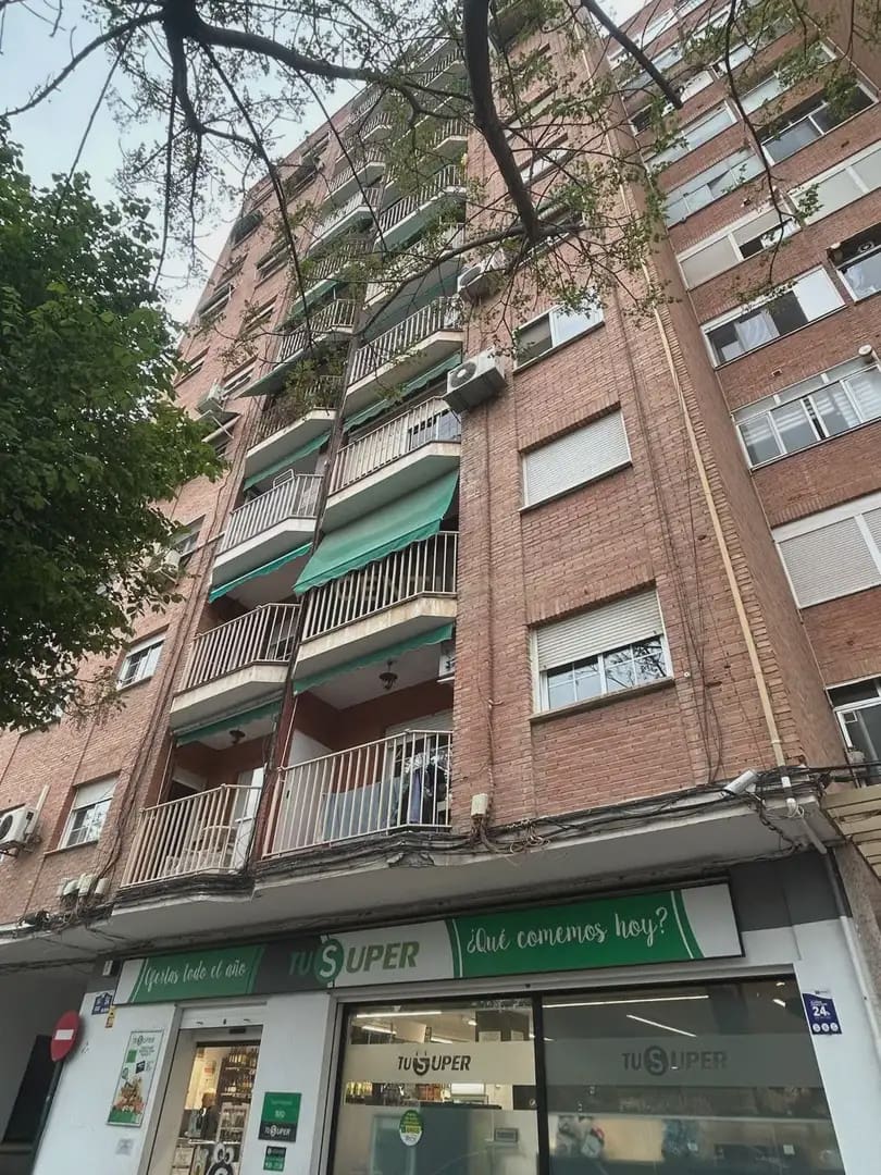 4 bedroom Apartment for rent in Granada city - € 900 (Ref: 9830125)