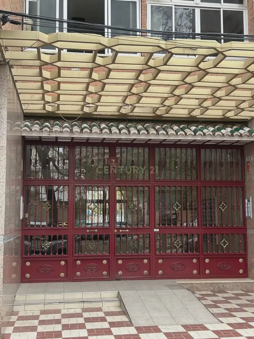 4 bedroom Apartment for rent in Granada city - € 900 (Ref: 9830125)