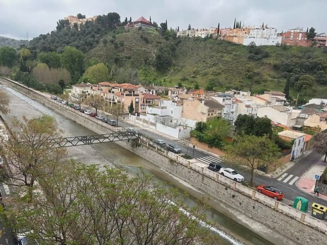 4 bedroom Apartment for rent in Carretera de la Sierra, Granada city - € 900 (Ref: 9830125)