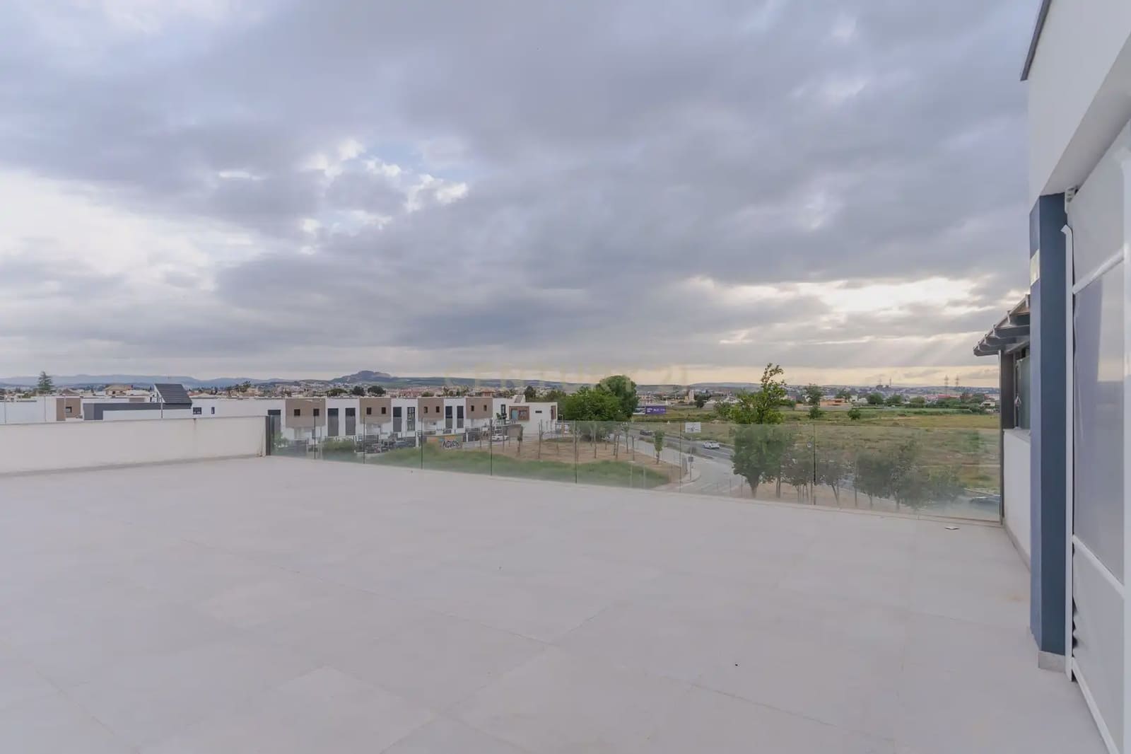 Kommersiell til leie i Churriana de la Vega med svømmebasseng garasje - € 1 750 (Ref: 9836761)