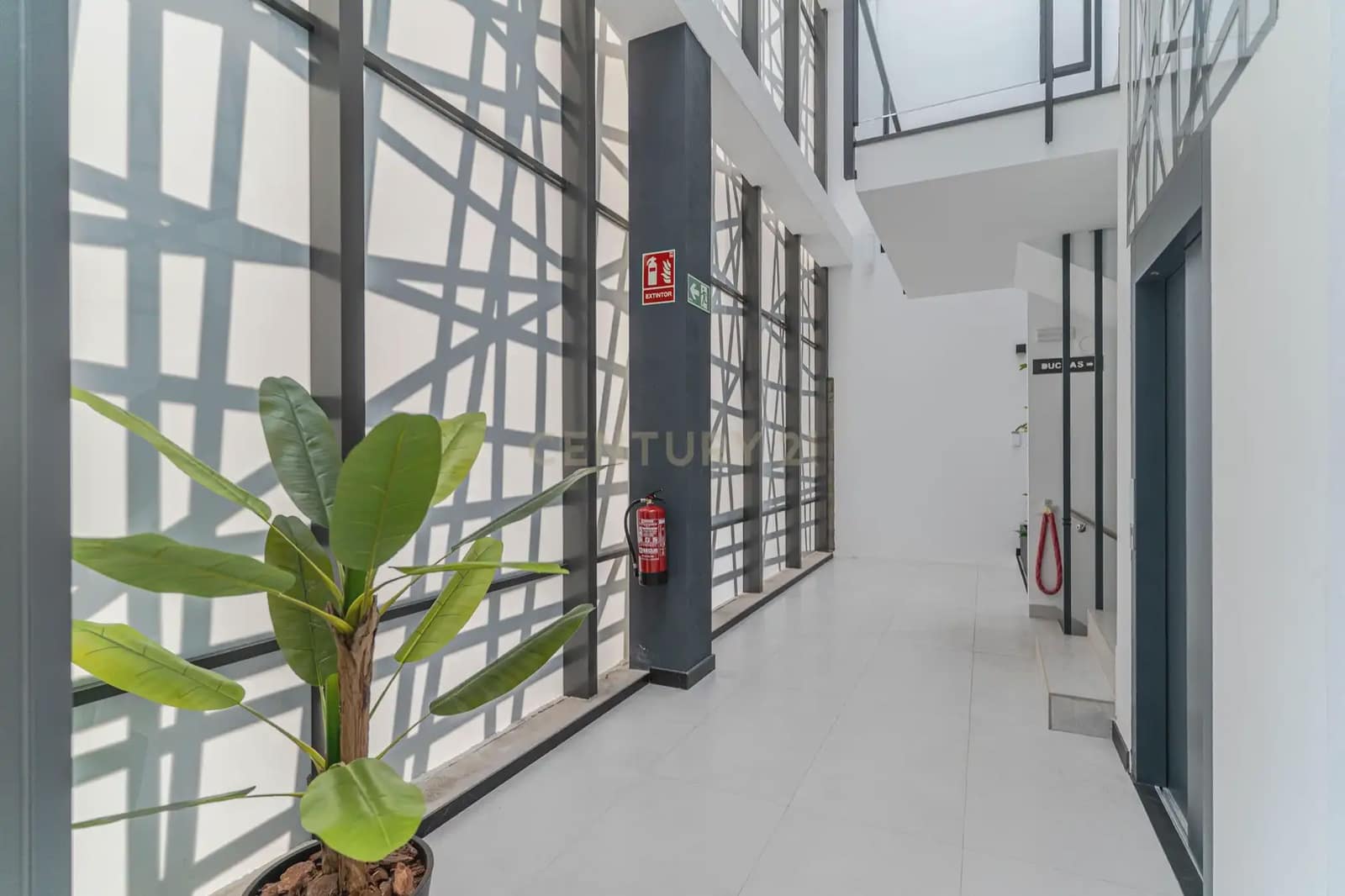 Kommersiell til leie i Churriana de la Vega med svømmebasseng garasje - € 1 750 (Ref: 9836761)