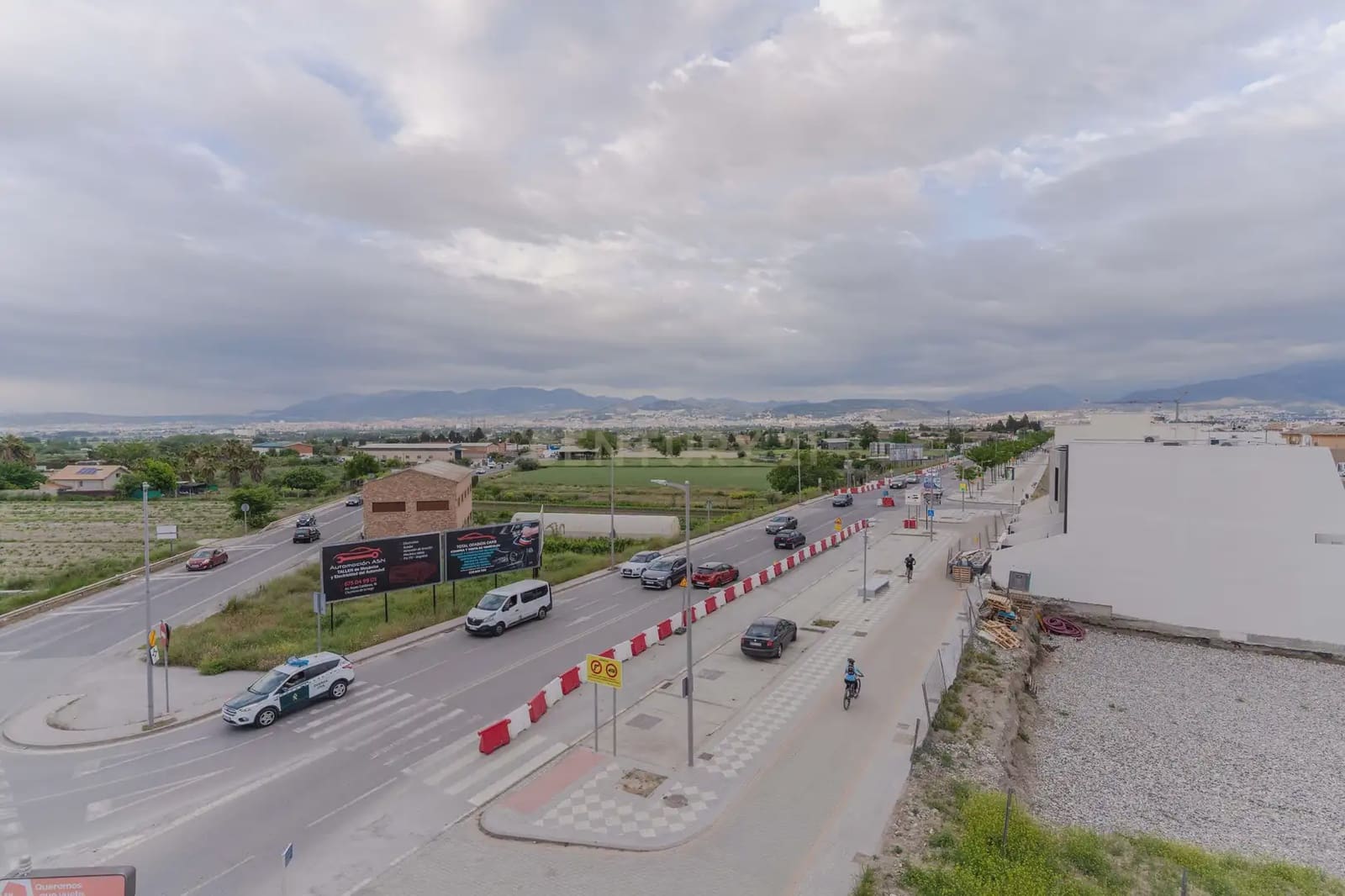 Kommersiell til leie i Churriana de la Vega med svømmebasseng garasje - € 1 750 (Ref: 9836761)