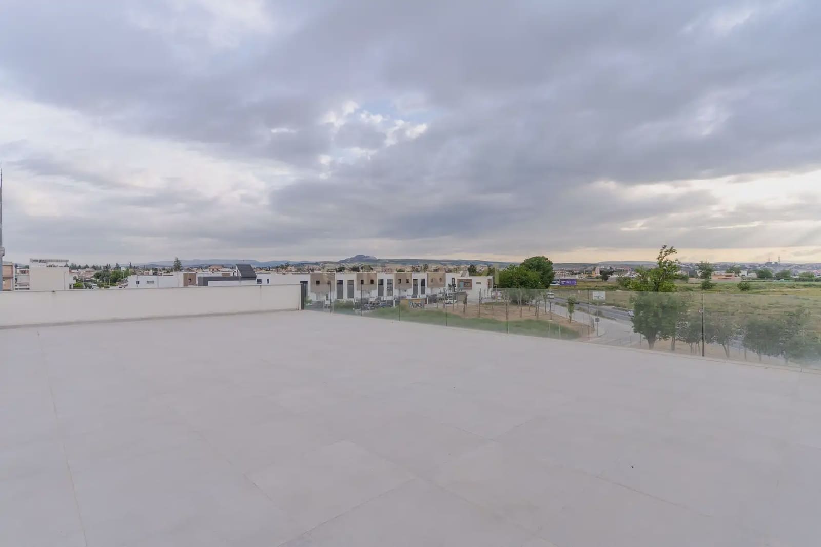 Kommersiell til leie i Churriana de la Vega med svømmebasseng garasje - € 1 750 (Ref: 9836761)