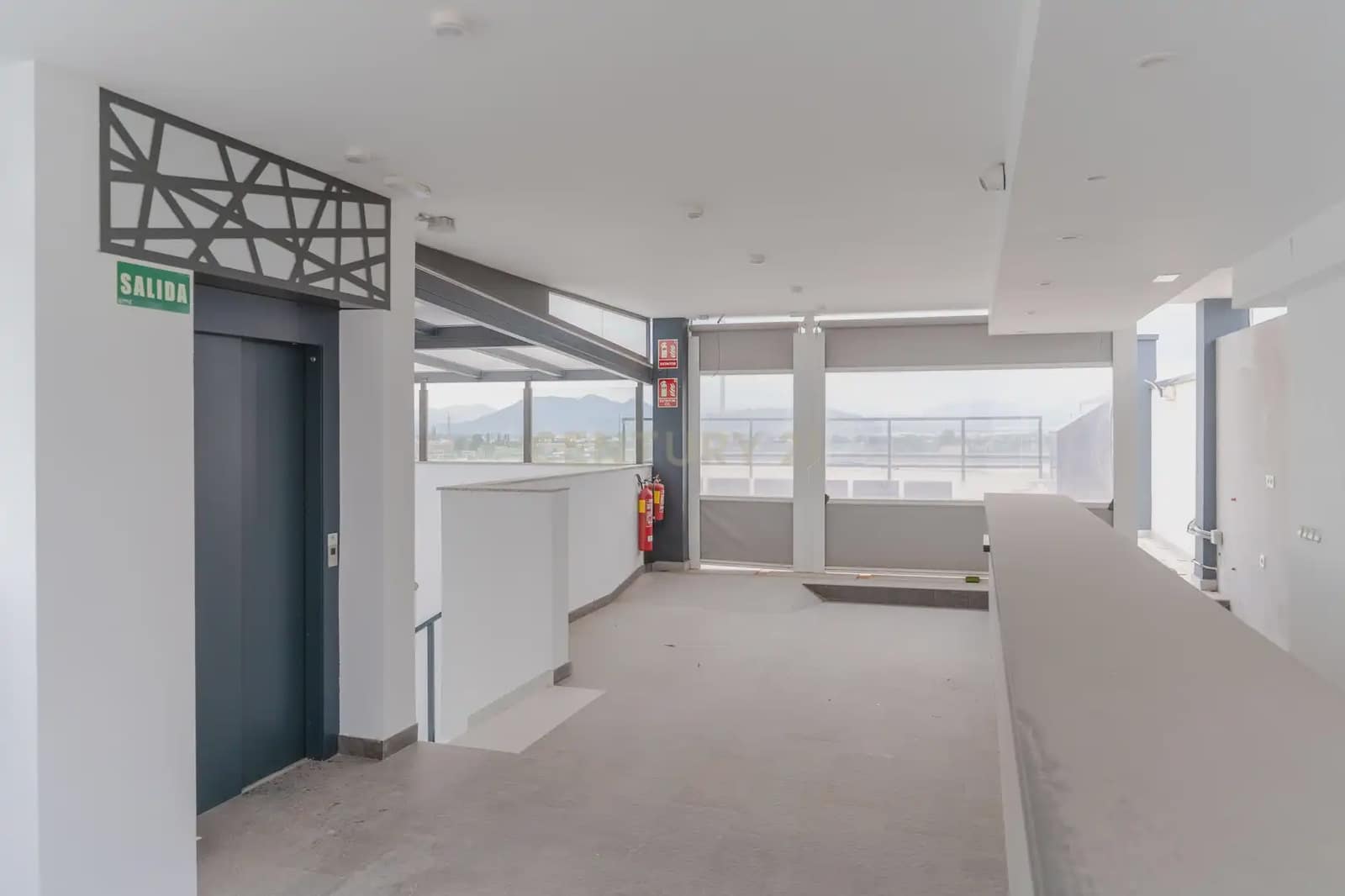 Kommersiell til leie i Churriana de la Vega med svømmebasseng garasje - € 1 750 (Ref: 9836761)