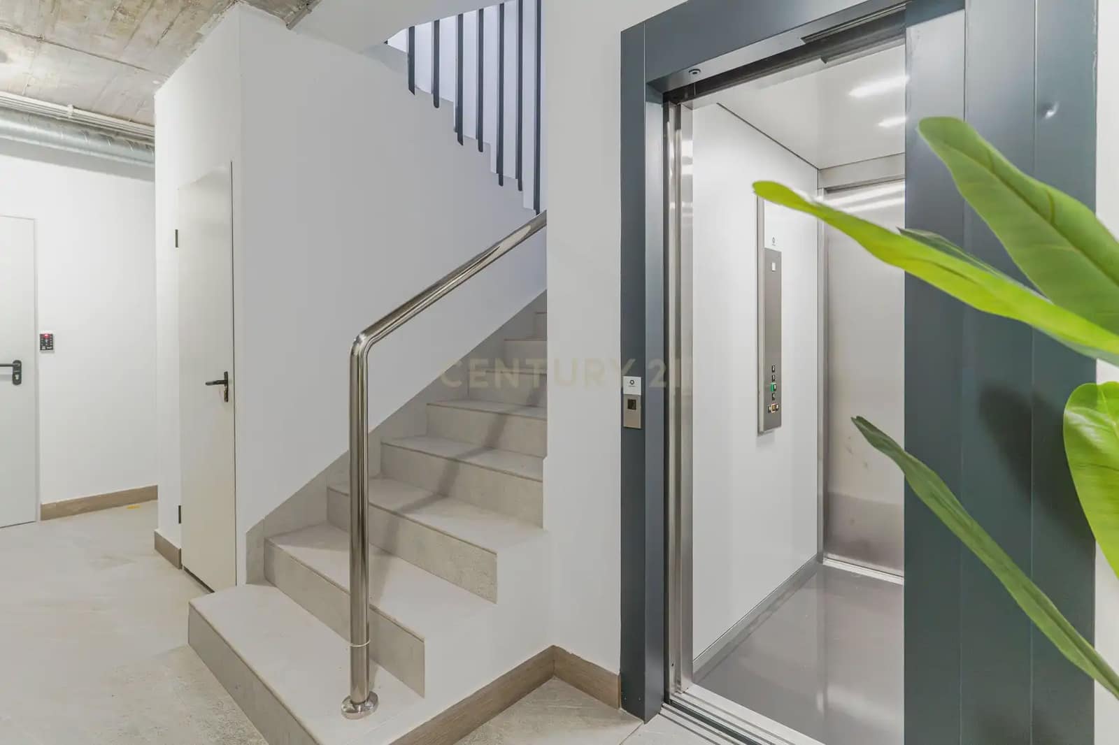 Kommersiell til leie i Churriana de la Vega med svømmebasseng garasje - € 1 750 (Ref: 9836761)