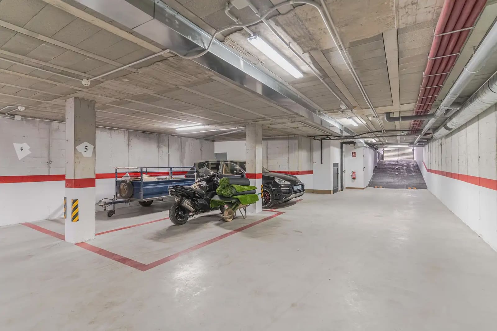 Kommersiell til leie i Churriana de la Vega med svømmebasseng garasje - € 1 750 (Ref: 9836761)