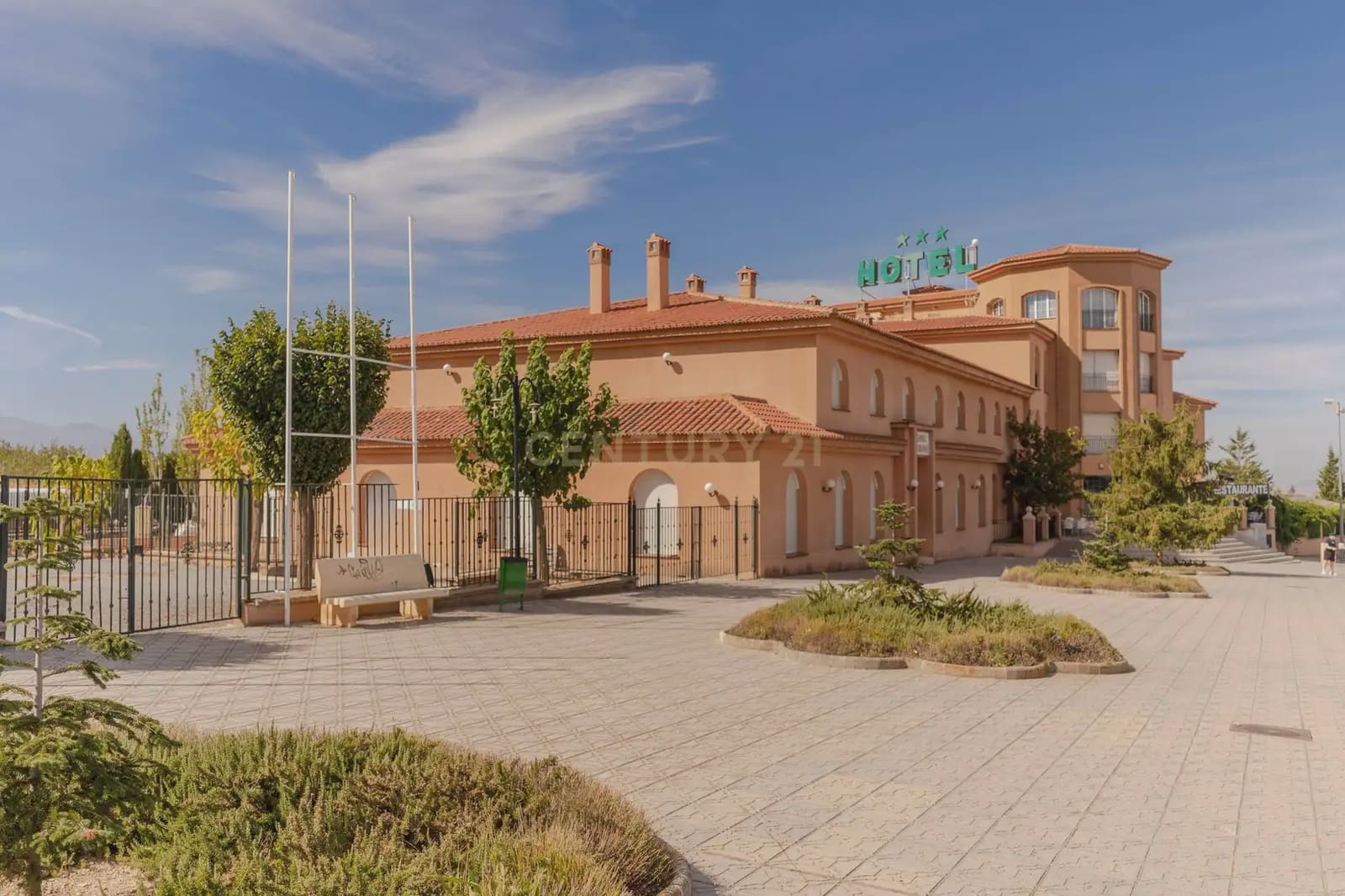 42 bedroom Hotel for sale in Gor - € 4,000,000 (Ref: 9843970)