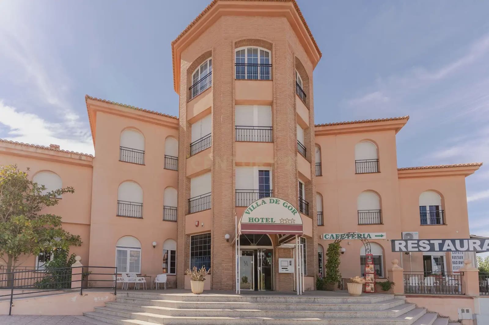 42 bedroom Hotel for sale in Gor - € 4,000,000 (Ref: 9843970)