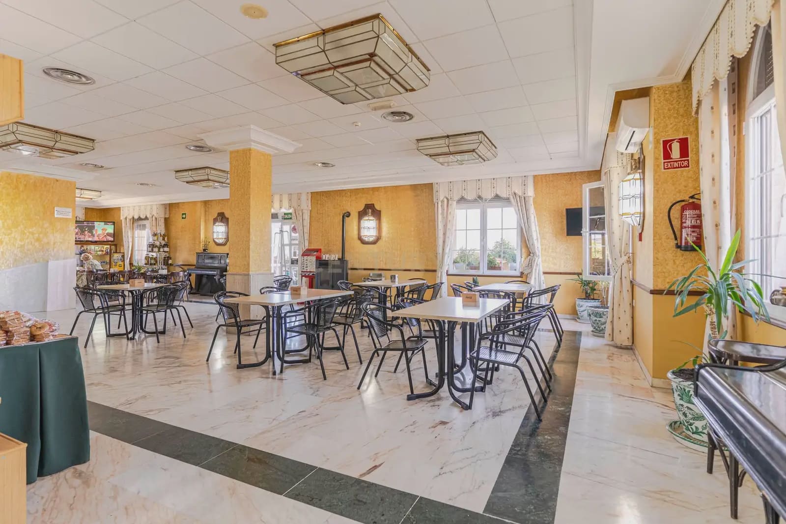 42 bedroom Hotel for sale in Gor - € 4,000,000 (Ref: 9843970)