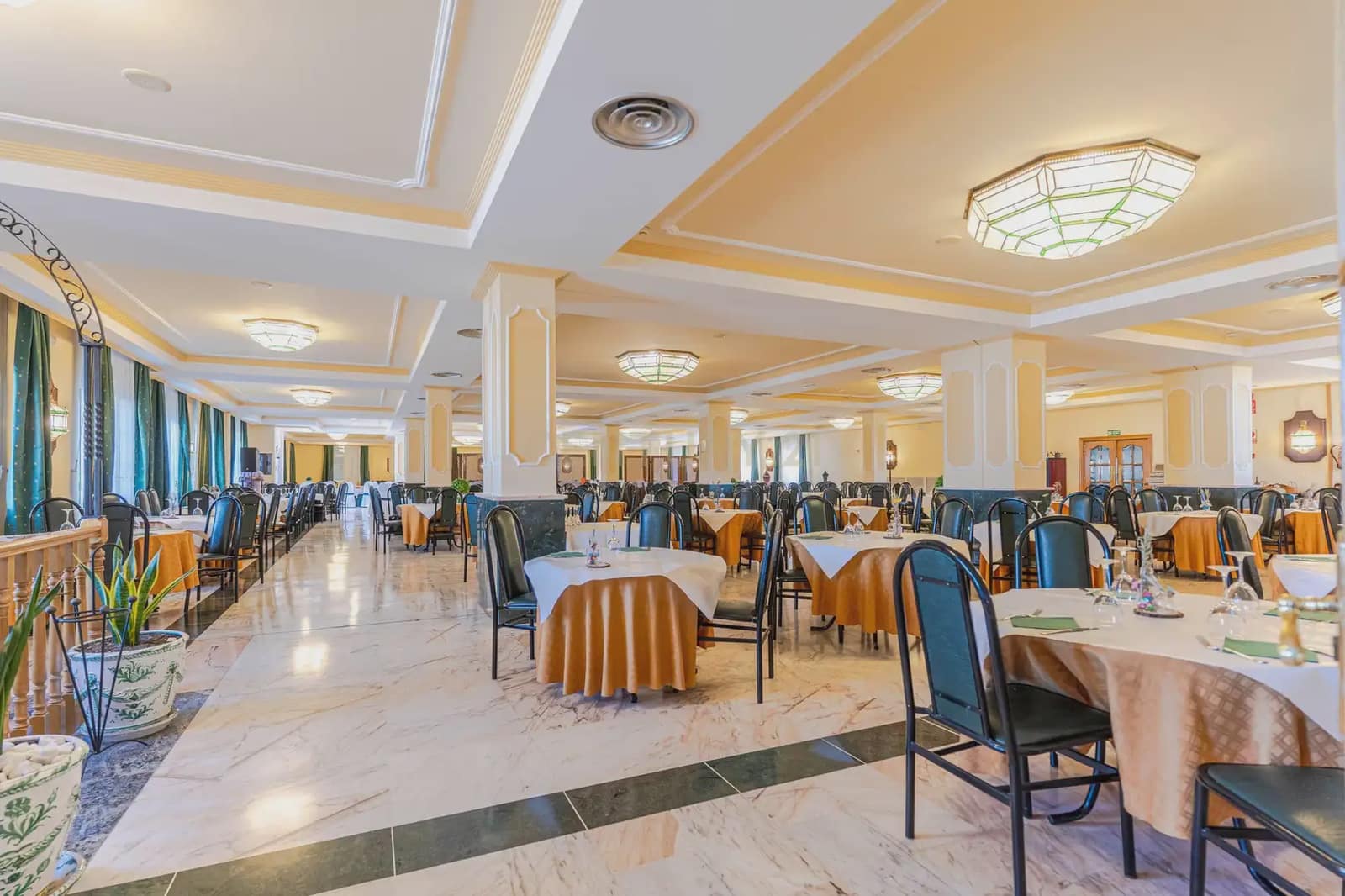 42 bedroom Hotel for sale in Gor - € 4,000,000 (Ref: 9843970)
