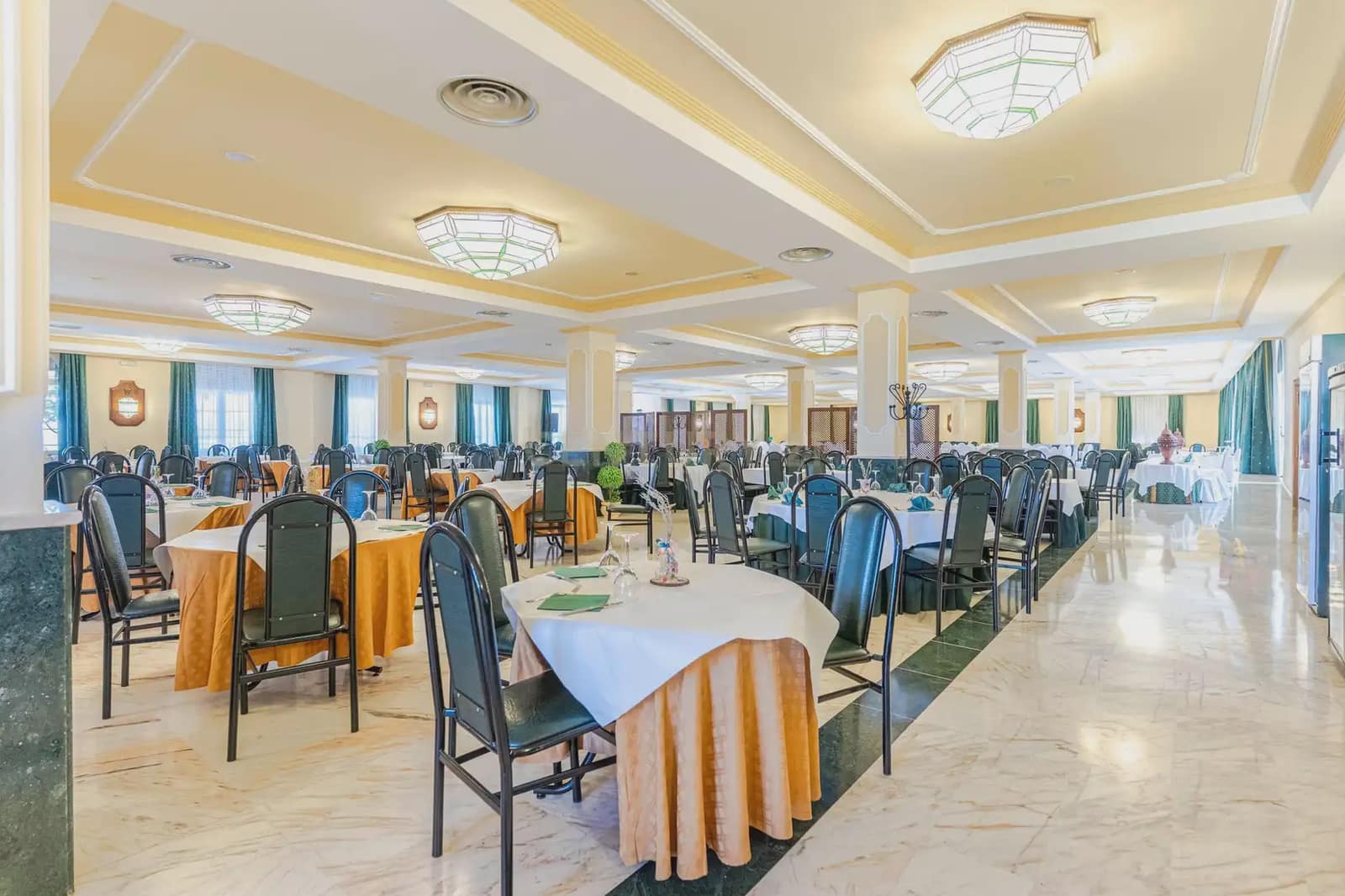 42 bedroom Hotel for sale in Gor - € 4,000,000 (Ref: 9843970)