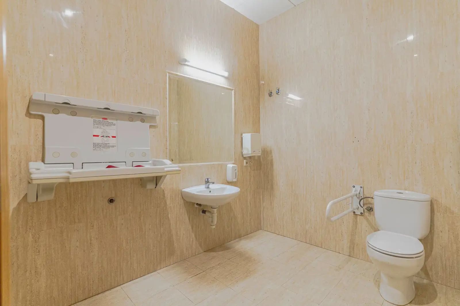 42 bedroom Hotel for sale in Gor - € 4,000,000 (Ref: 9843970)