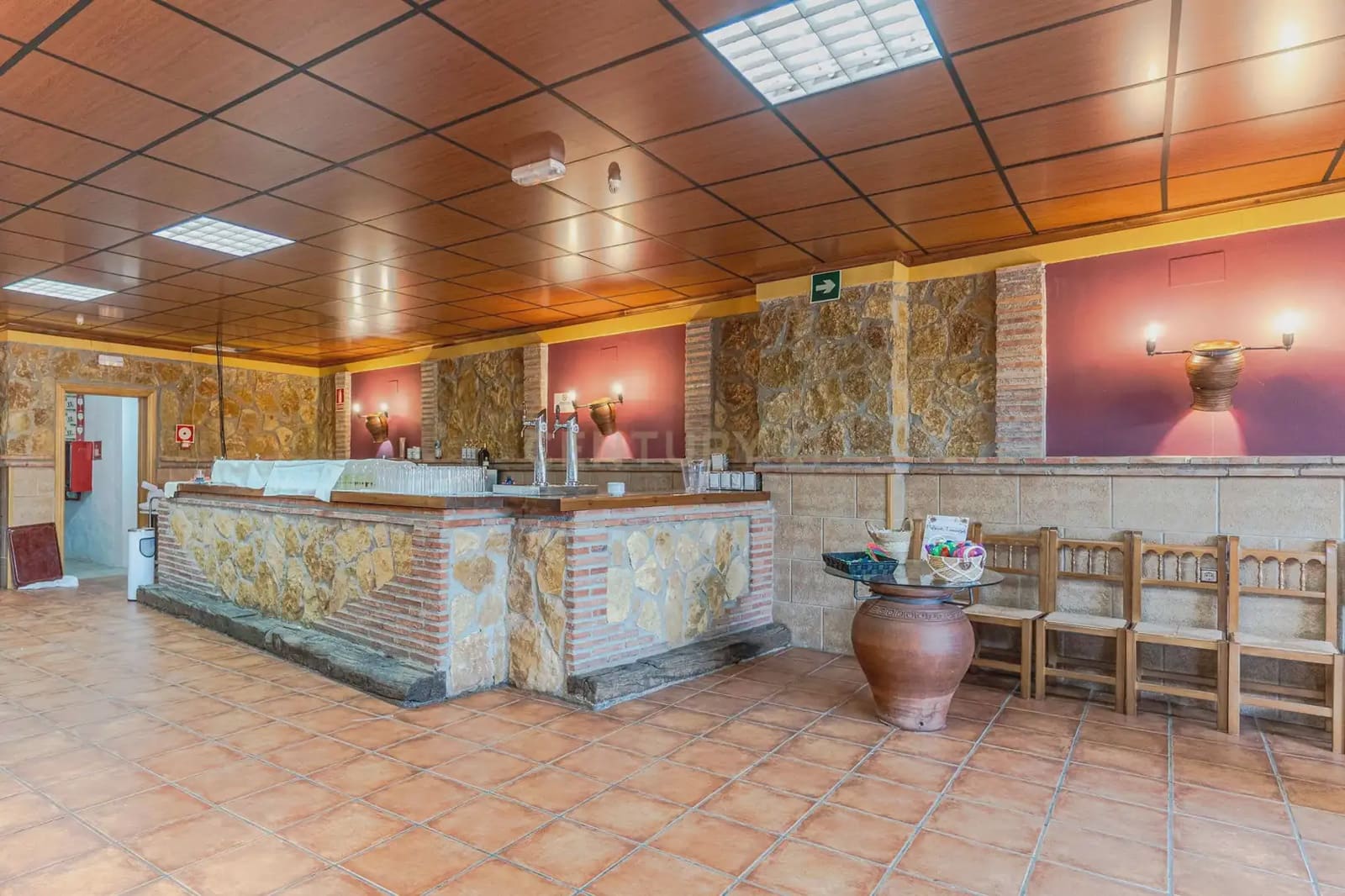 42 bedroom Hotel for sale in Gor - € 4,000,000 (Ref: 9843970)